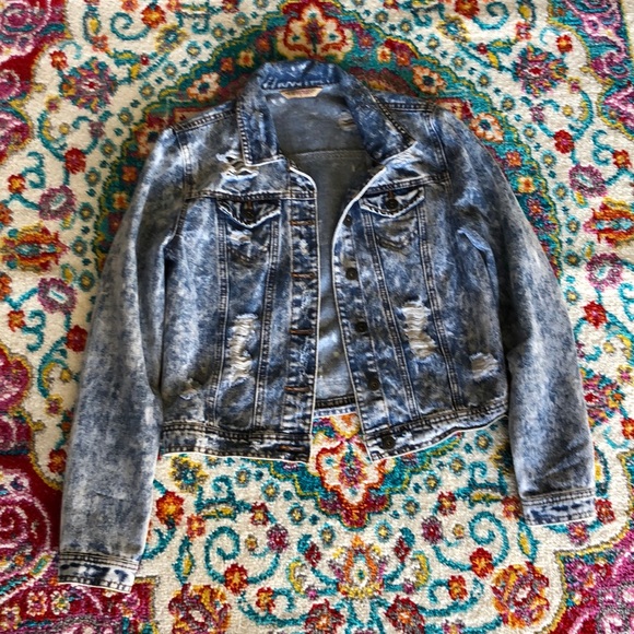 Jackets & Blazers - 💙Distressed Denim Jacket!